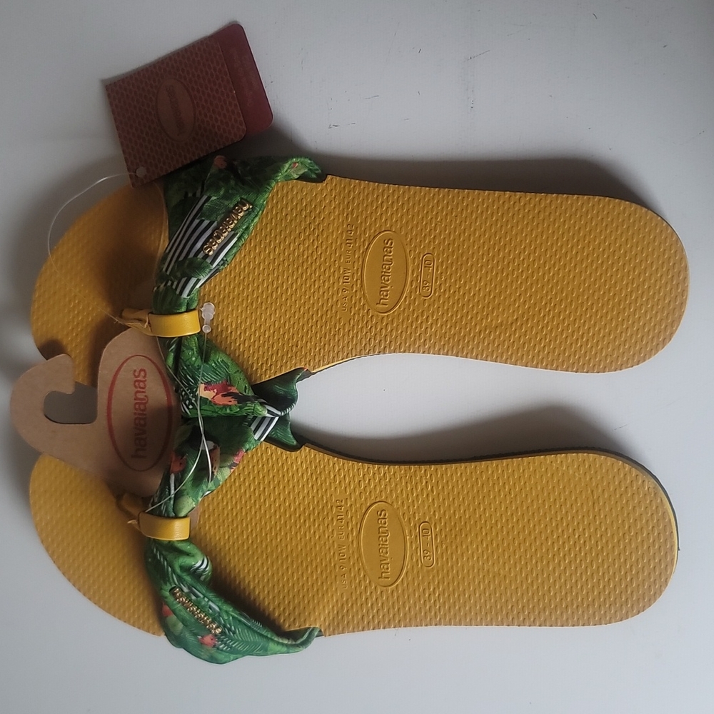 HAVAIANAS ST. TROPEZ SANDALS:  TROPICAL FLORAL/YELLOW: NWT: SZ 9/10